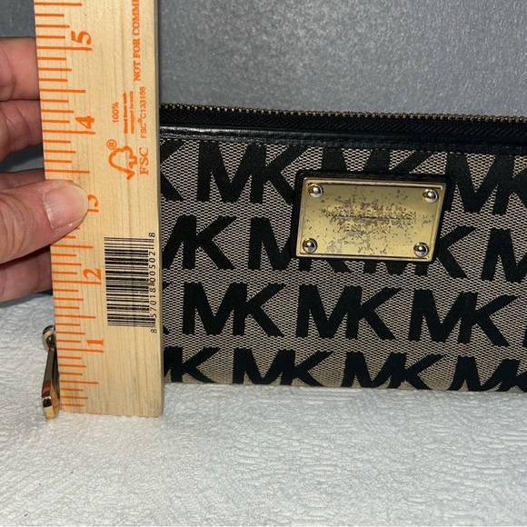 Michael Kors Signature Logo Wallet with lots of credit card slots - Picture 7 of 8